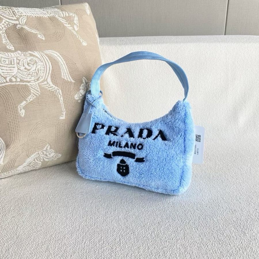 【威選精品】💙 PRADA 毛絨 Hobo 腋下包|夢幻冰藍色・秋冬必備療癒系單品-3