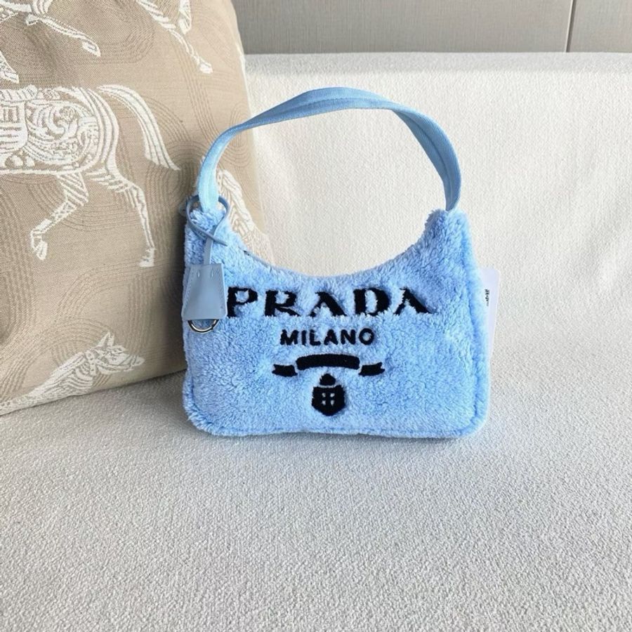 【威選精品】💙 PRADA 毛絨 Hobo 腋下包|夢幻冰藍色・秋冬必備療癒系單品-10