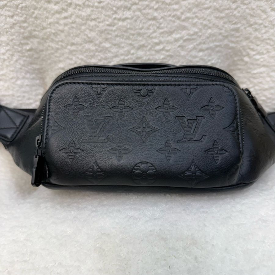 Lv 黑Monogram 壓紋牛皮腰包-4