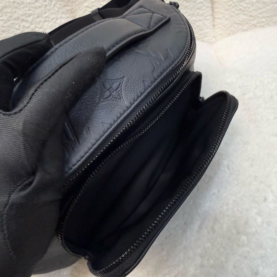 Lv 黑Monogram 壓紋牛皮腰包-13