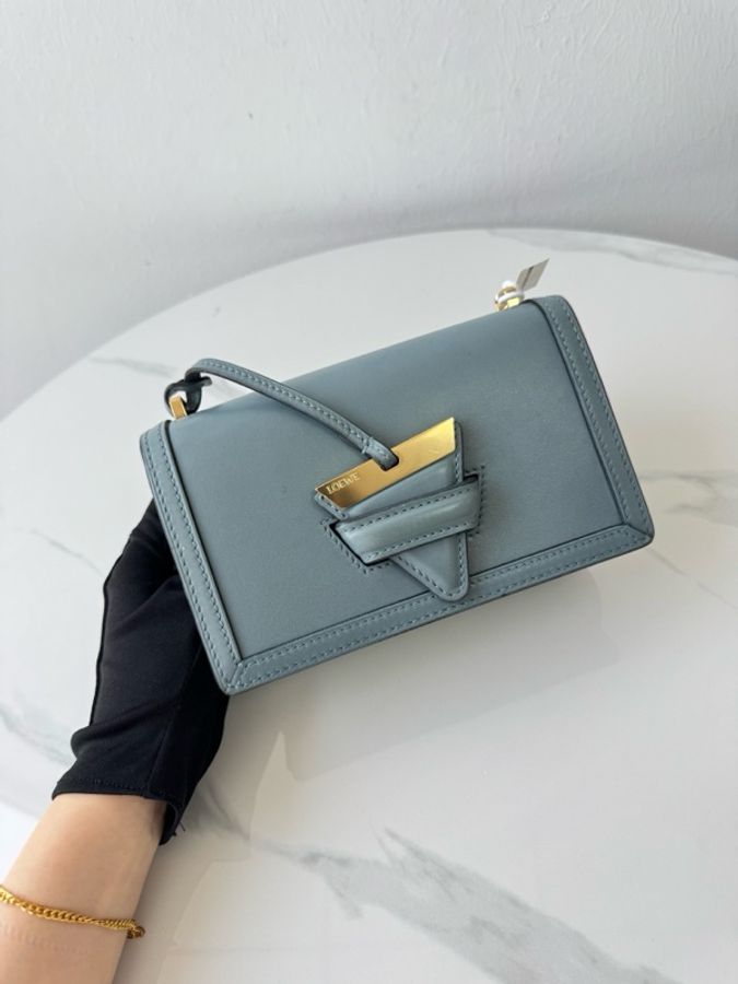 LOEWE羅意威 barcelona巴塞羅那三角包 插銷包 霧霾藍色牛皮 金扣 小號 尺寸19*12-1