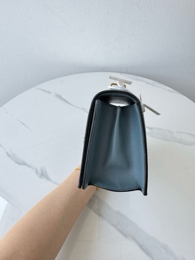 LOEWE羅意威 barcelona巴塞羅那三角包 插銷包 霧霾藍色牛皮 金扣 小號 尺寸19*12-2