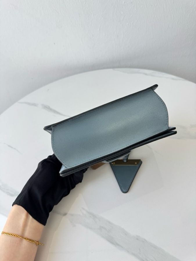 LOEWE羅意威 barcelona巴塞羅那三角包 插銷包 霧霾藍色牛皮 金扣 小號 尺寸19*12-5