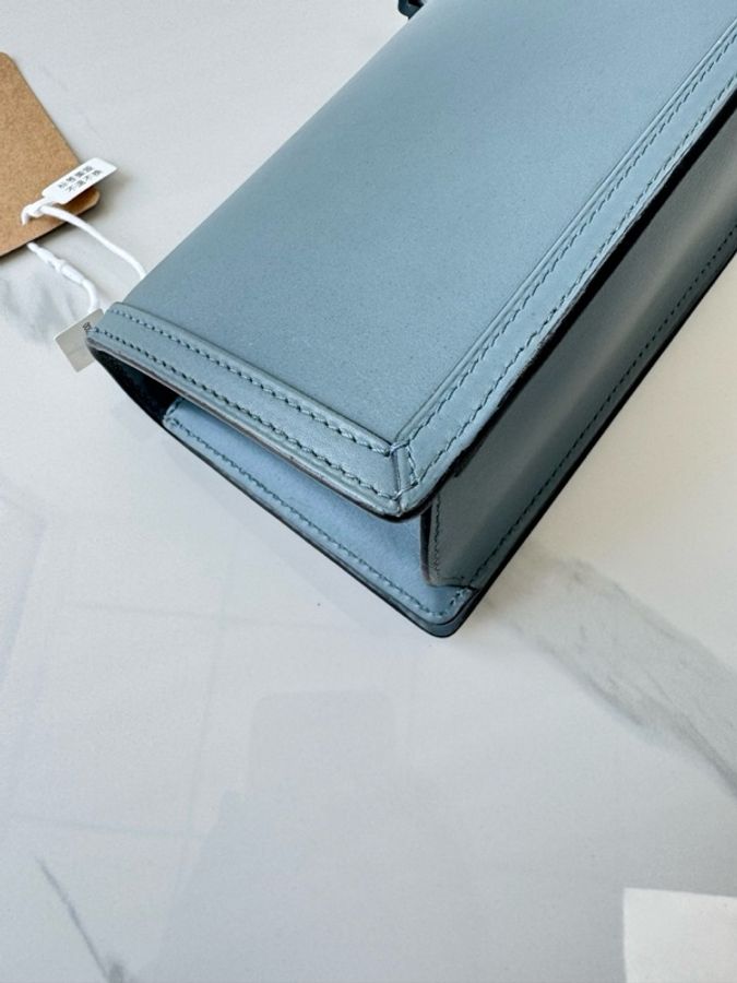LOEWE羅意威 barcelona巴塞羅那三角包 插銷包 霧霾藍色牛皮 金扣 小號 尺寸19*12-9