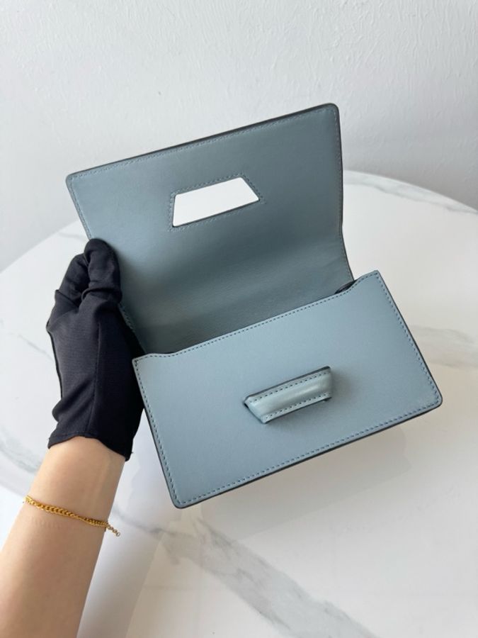 LOEWE羅意威 barcelona巴塞羅那三角包 插銷包 霧霾藍色牛皮 金扣 小號 尺寸19*12-13
