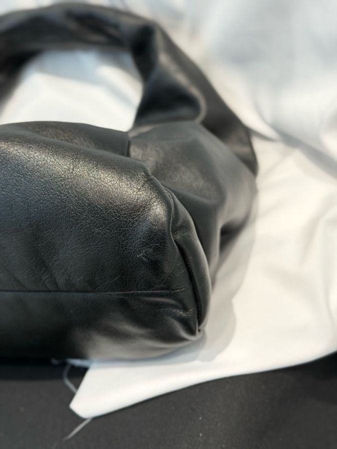 Bottega Veneta葆蝶家 BV Pouch雲朵包牛皮純色褶皺單肩包 大尺寸:39*8*21。-3