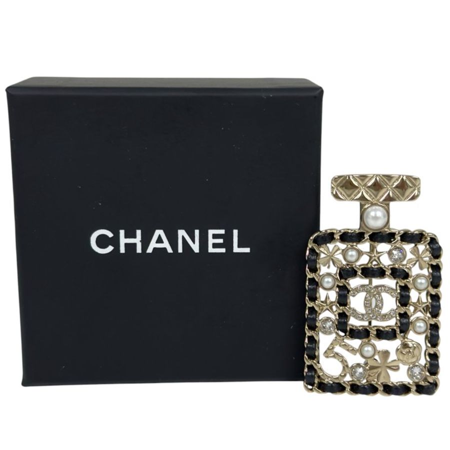 CHANEL CC 水鑽 皮穿鏈 香水樽 胸針-1