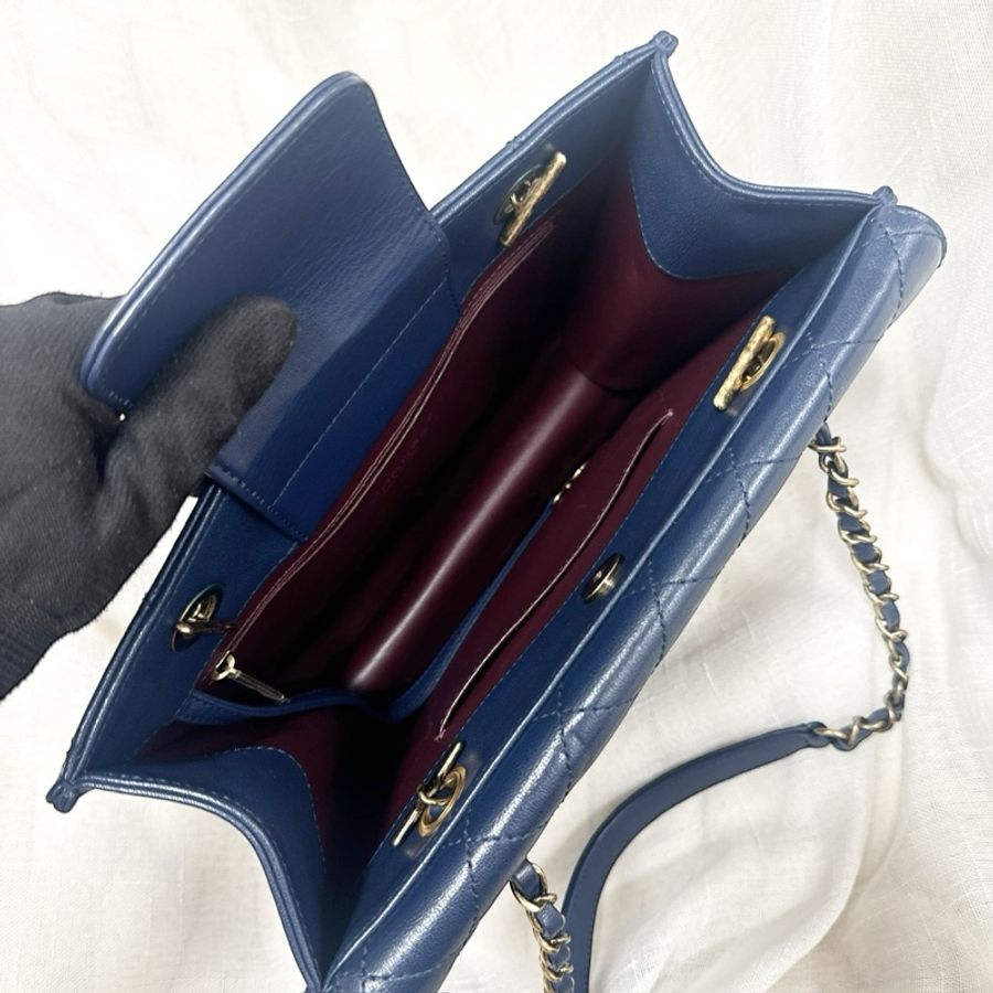 Chanel Beauty Lock Tote-4
