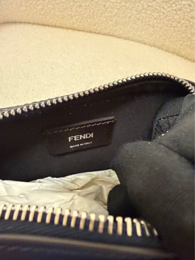 Fendi 芬迪 老花相機包 男款 藍色
全新正品現貨實拍
尺寸:6.5 × 17.5 × 14 cm
支持驗貨,非真假不退-7