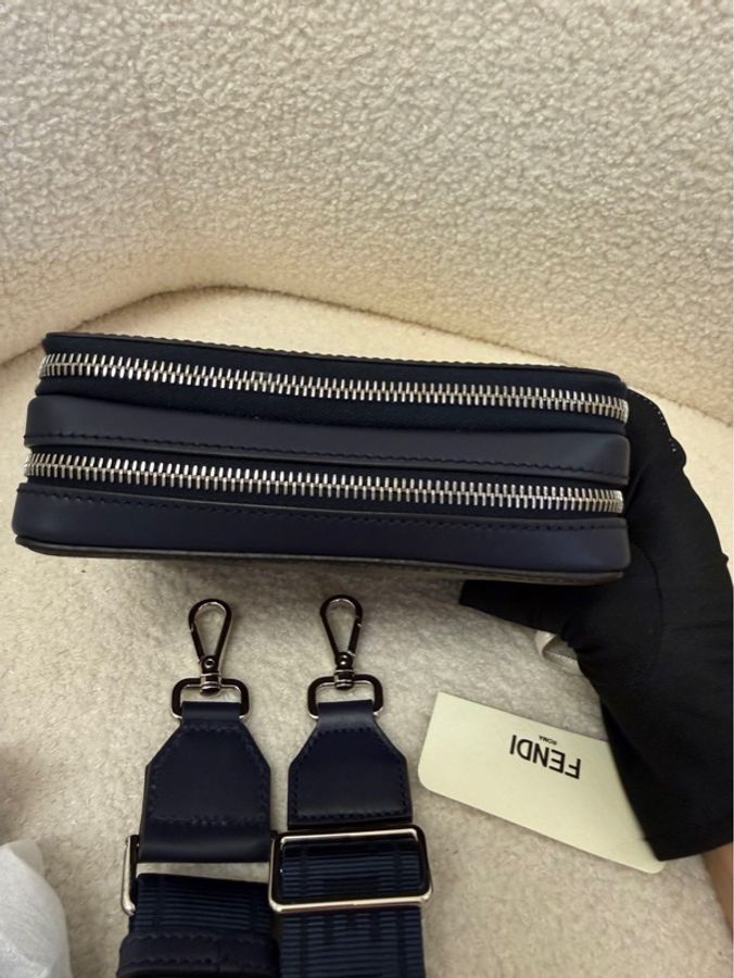 Fendi 芬迪 老花相機包 男款 藍色
全新正品現貨實拍
尺寸:6.5 × 17.5 × 14 cm
支持驗貨,非真假不退-13