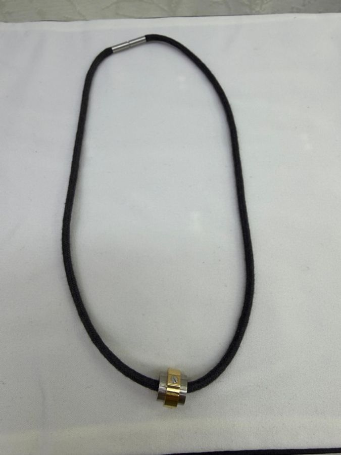 這是卡地亞 (Cartier) 的 Santos 100 桶形吊墜項鍊-0