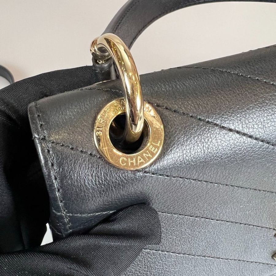 CHANEL HANDLE 24山型紋手提包 牛皮黑金 保卡款27開-11