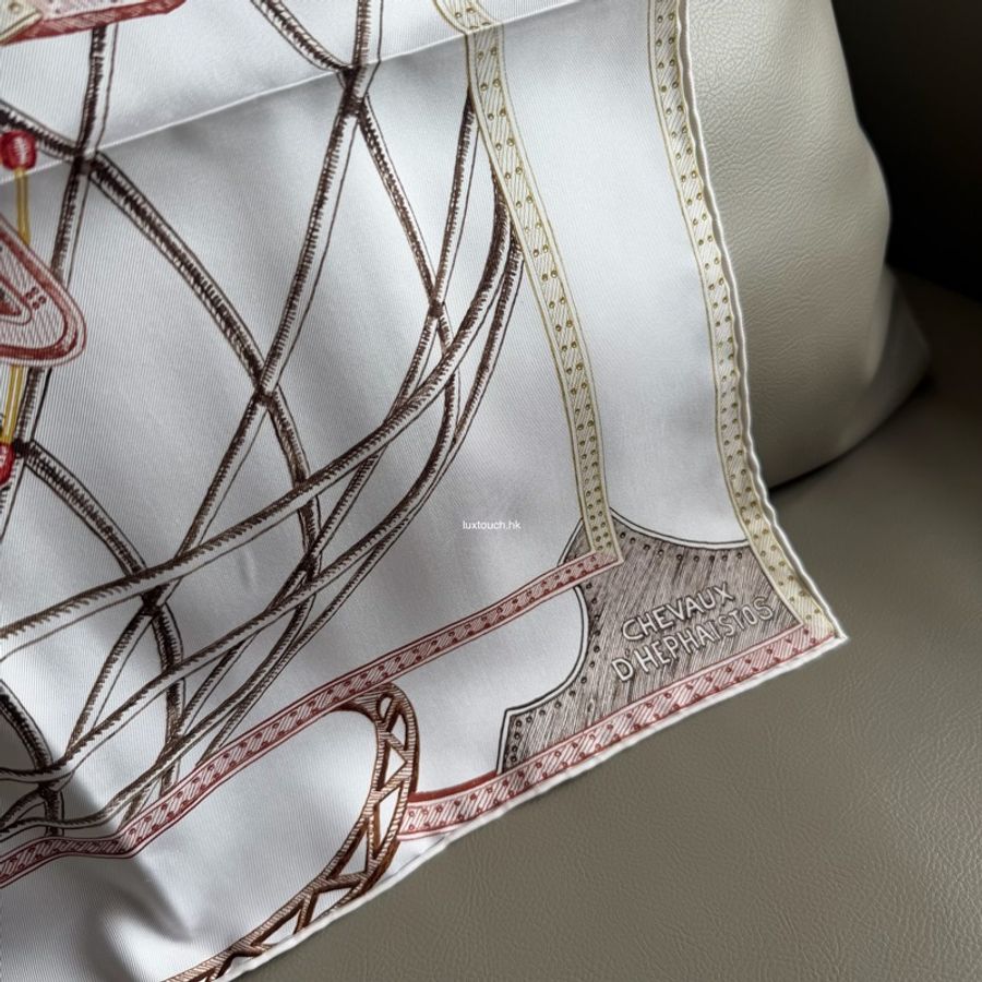 📤 全新 現貨 🧡 Hermes Scarf 90 絲巾 方巾 圍巾🧣Chevaux d'Hephaistos 赫菲斯托斯之馬 啡色/白色-6