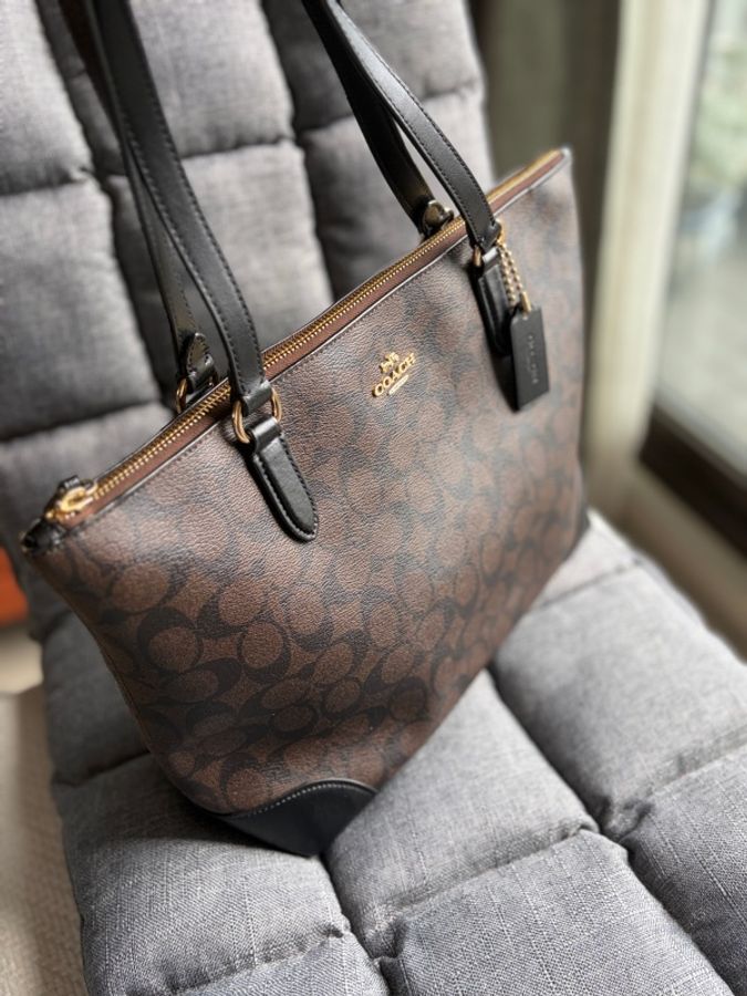 【近全新日貨】Coach 經典老花防刮拉鍊托特包（深咖黑）附原廠紙袋．通勤神包/大容量 Gallery Tote-0