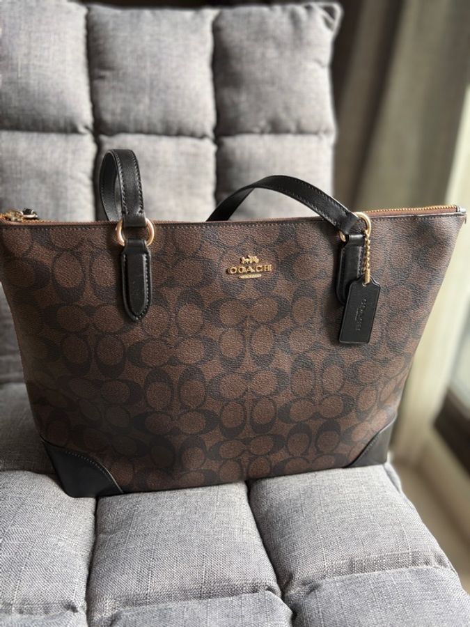 【近全新日貨】Coach 經典老花防刮拉鍊托特包（深咖黑）附原廠紙袋．通勤神包/大容量 Gallery Tote-1
