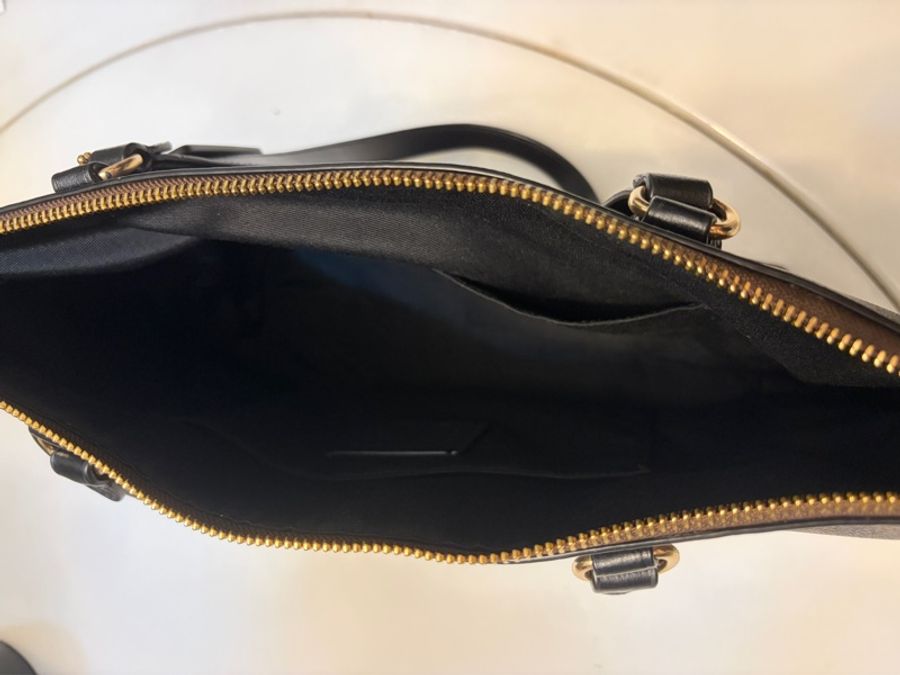 【近全新日貨】Coach 經典老花防刮拉鍊托特包（深咖黑）附原廠紙袋．通勤神包/大容量 Gallery Tote-9