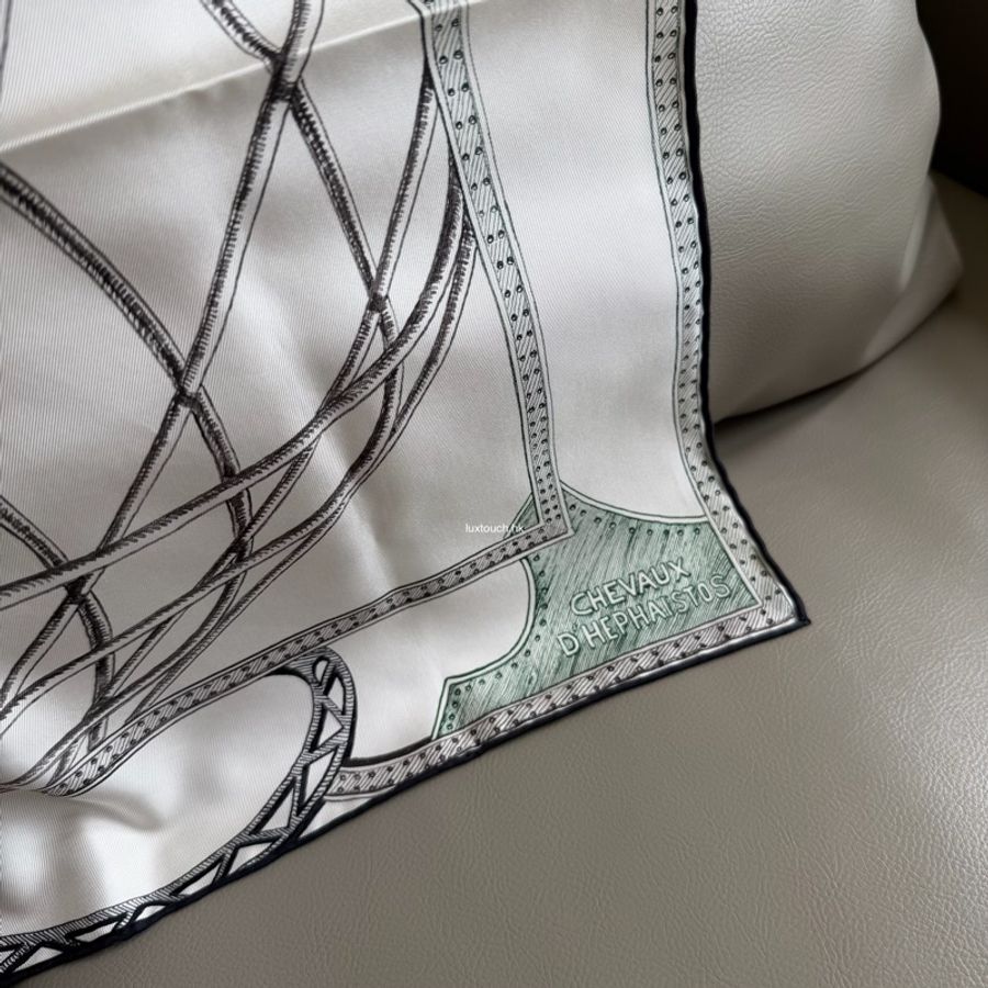 📤 全新 現貨 🧡 Hermes Scarf 90 絲巾 方巾 圍巾🧣Chevaux d'Hephaistos 赫菲斯托斯之馬 白色-5