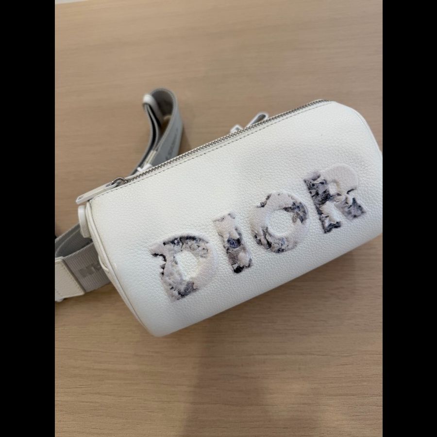 Dior迪奧 x Daniel Arsham聯名圓筒包 白色浮雕logo
保存狀況極佳-0
