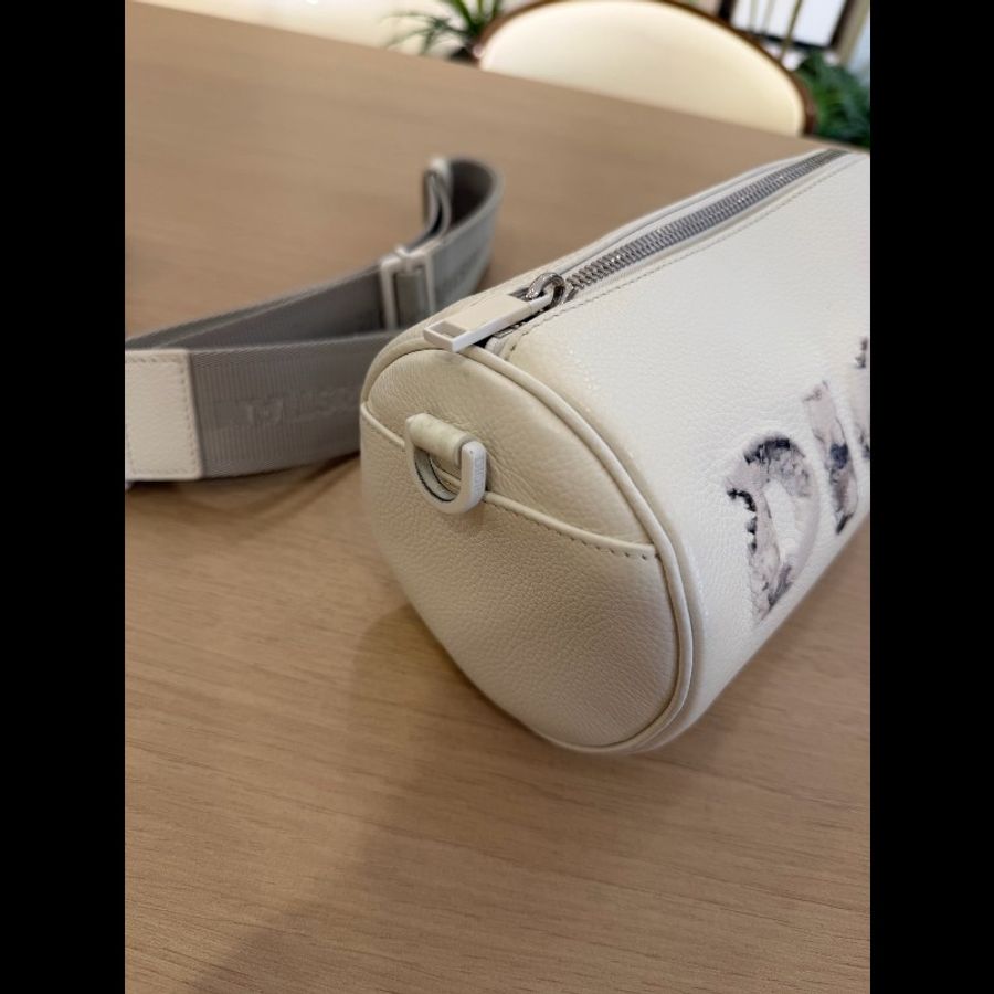 Dior迪奧 x Daniel Arsham聯名圓筒包 白色浮雕logo
保存狀況極佳-2