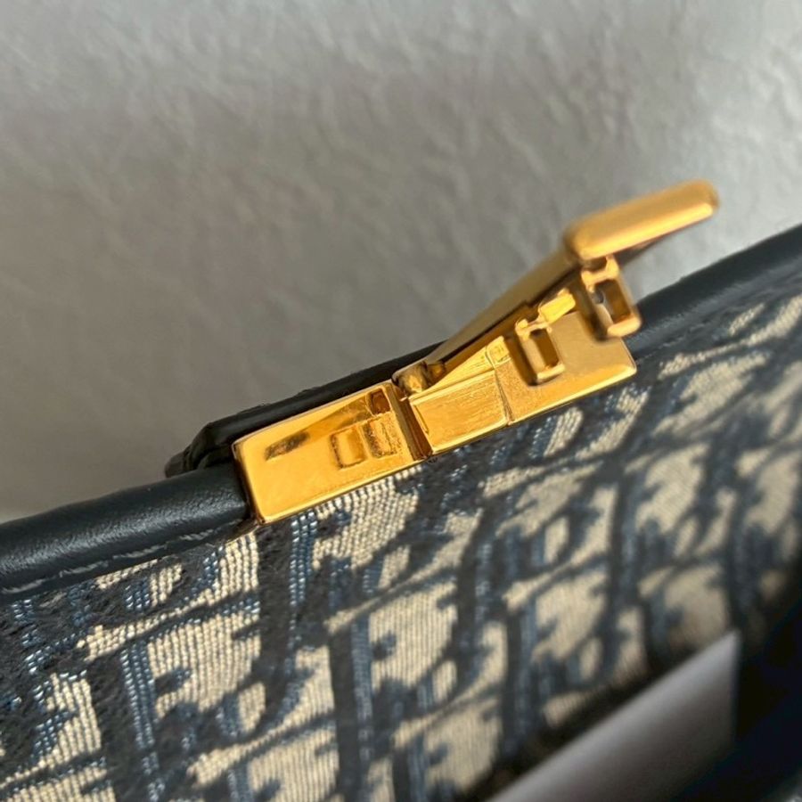 Dior 藍緹花蒙田mini橫式斜背包-23