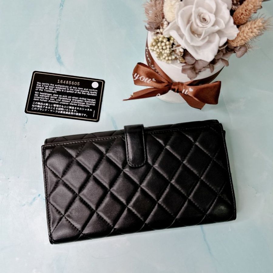 CHANEL 黑銀羊扣式對折長夾-1
