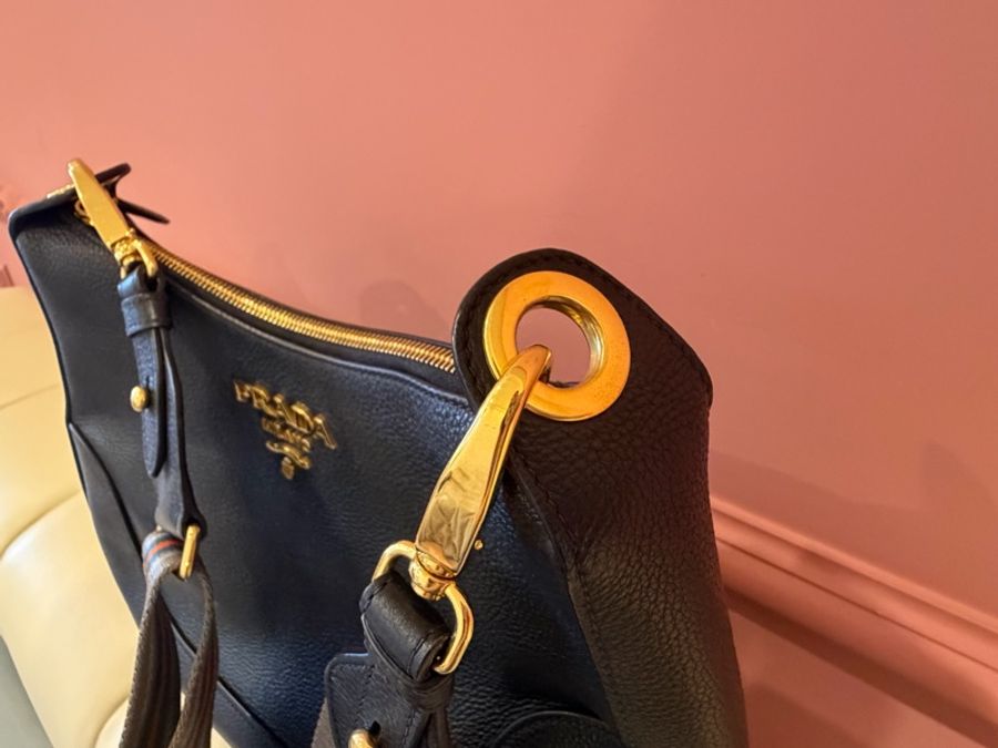 Prada 經典 Vitello Phenix 黑色LOGO 流浪包/新月包 荔枝紋牛皮金色浮雕-17