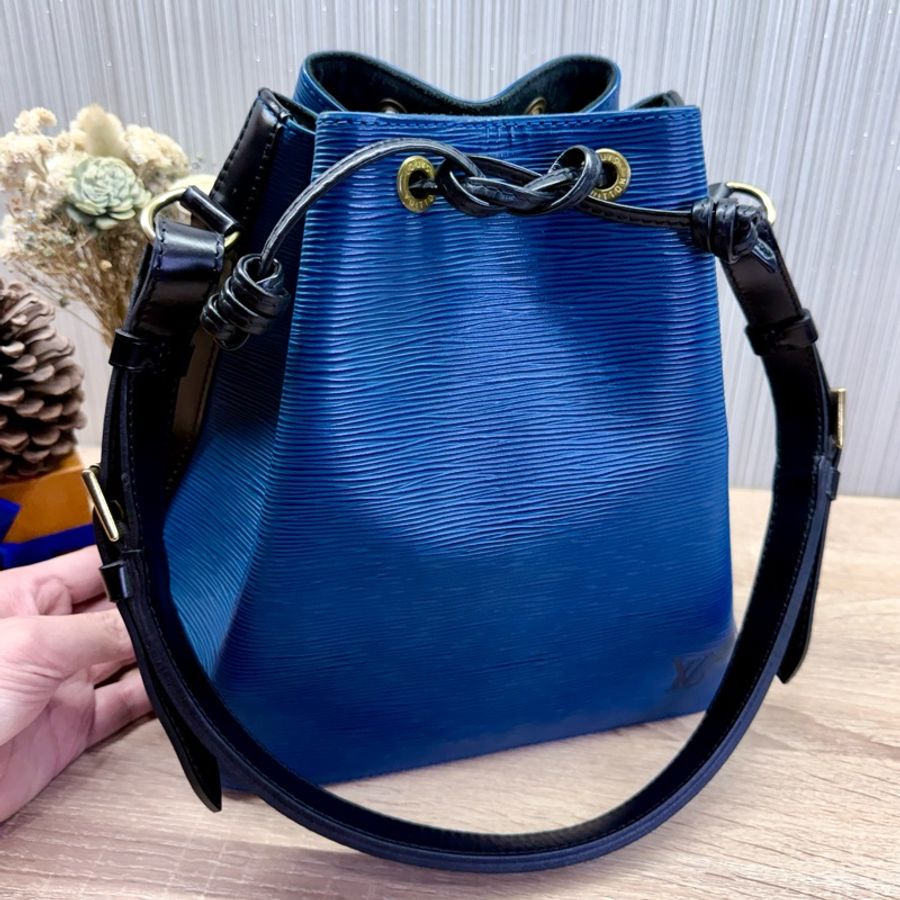 LV M44152 EPI Petit Noe藍黑色拼色水波紋牛皮水桶包肩背包-13