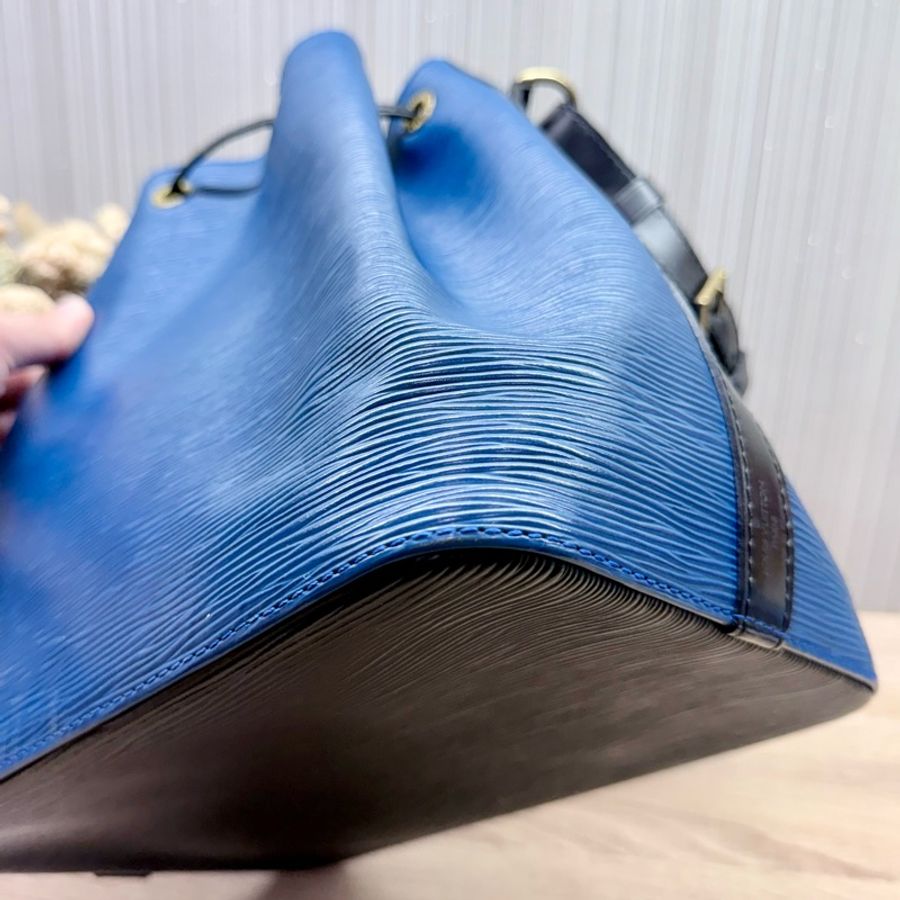 LV M44152 EPI Petit Noe藍黑色拼色水波紋牛皮水桶包肩背包-22