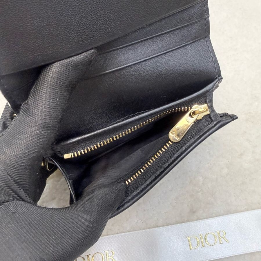 Dior黑色Cannage羊皮黛妃金釦短夾-4