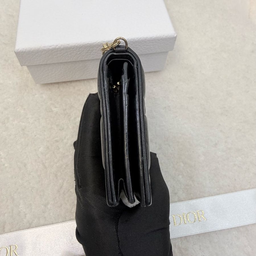 Dior黑色Cannage羊皮黛妃金釦短夾-12