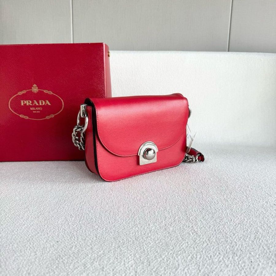 Prada 紅色圓形扣轉運珠鏈條包 22*15*5 98新配件盒 塵袋 購證 保卡-3