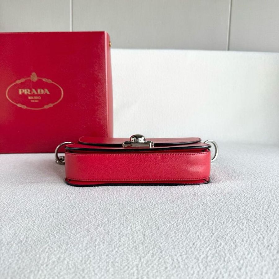 Prada 紅色圓形扣轉運珠鏈條包 22*15*5 98新配件盒 塵袋 購證 保卡-6