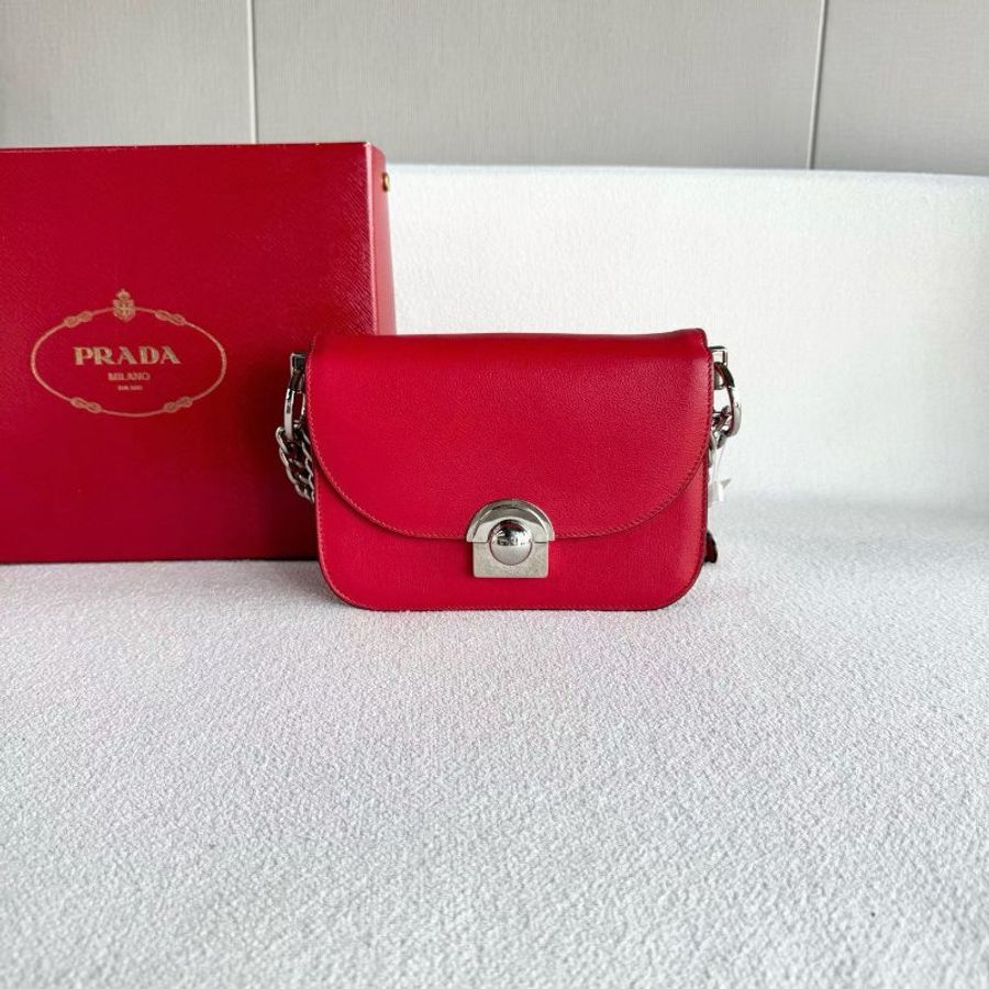 Prada 紅色圓形扣轉運珠鏈條包 22*15*5 98新配件盒 塵袋 購證 保卡-7