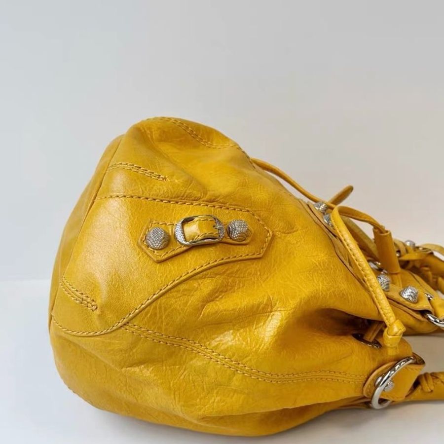 Balenciaga Pompon系列機車水桶包 黃色 16x23x16cm 98新配件肩帶 鏡子 塵袋-3