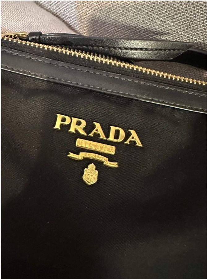 Prada 金色 logo黑色斜孭包，易配搭，非常實用-0