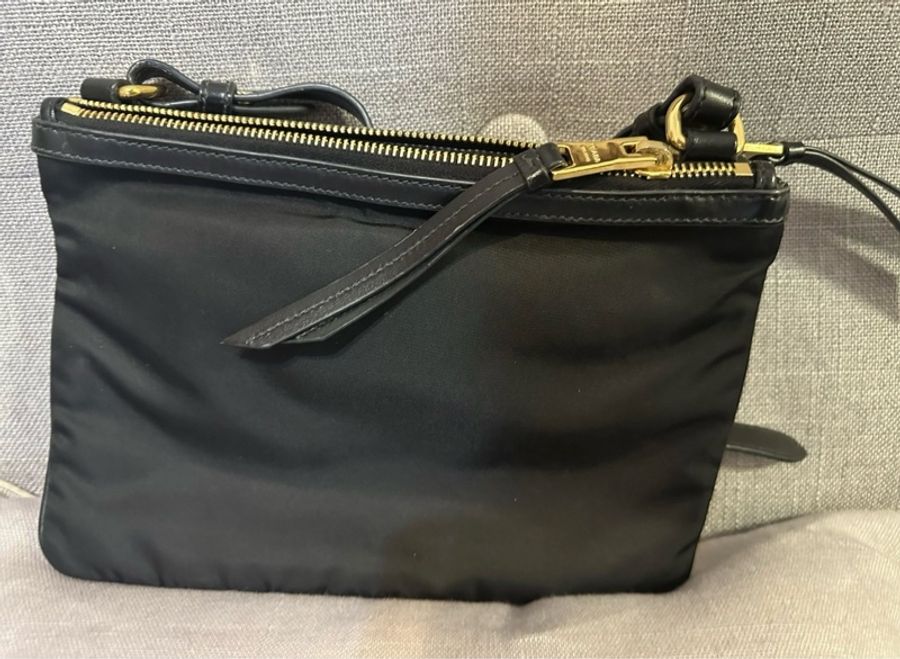 Prada 金色 logo黑色斜孭包，易配搭，非常實用-4