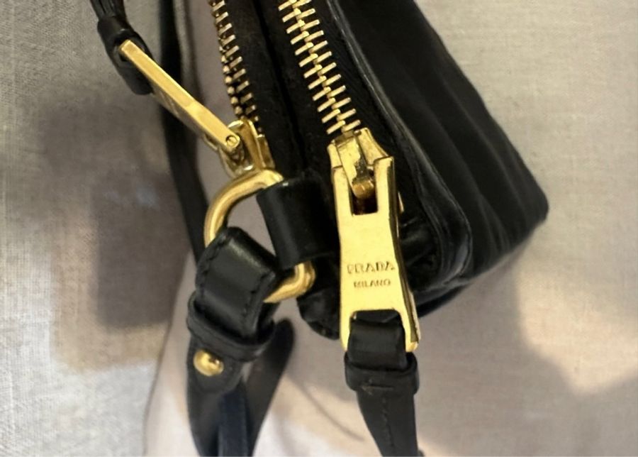 Prada 金色 logo黑色斜孭包，易配搭，非常實用-5
