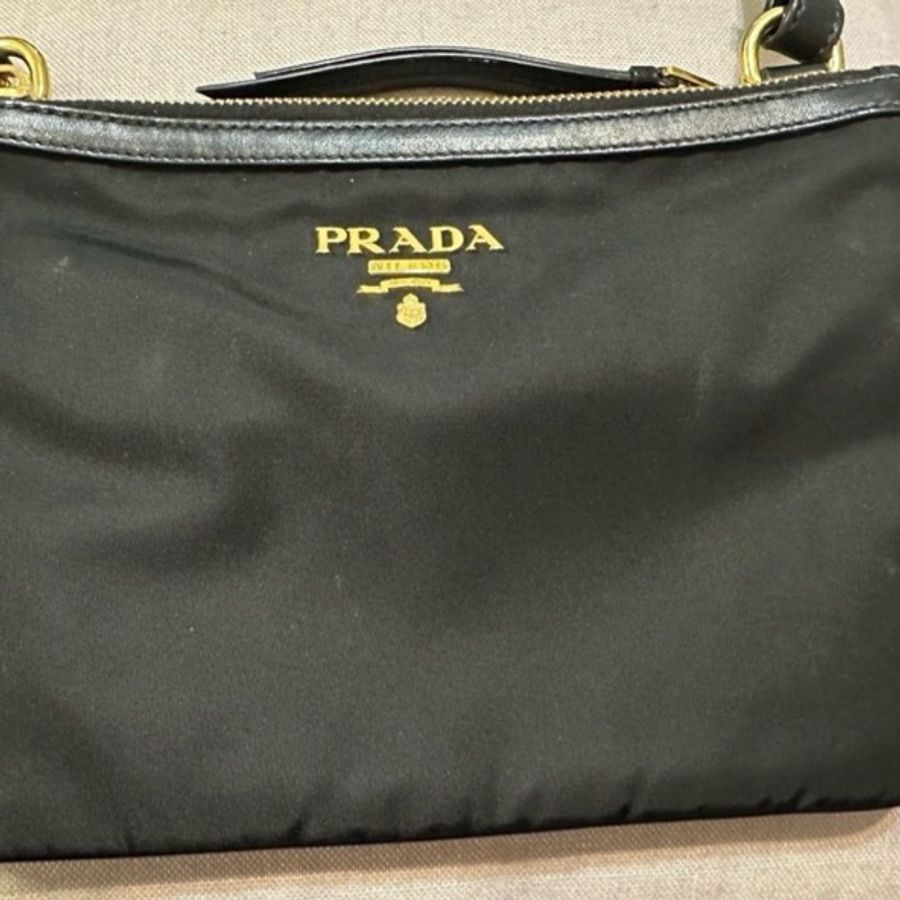 Prada 金色 logo黑色斜孭包，易配搭，非常實用-6