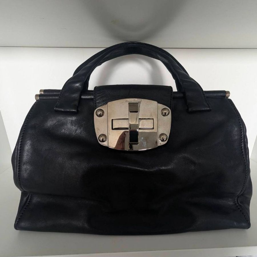 Miu Miu Vitello 黑色小牛皮金屬轉扣手提公事包-0