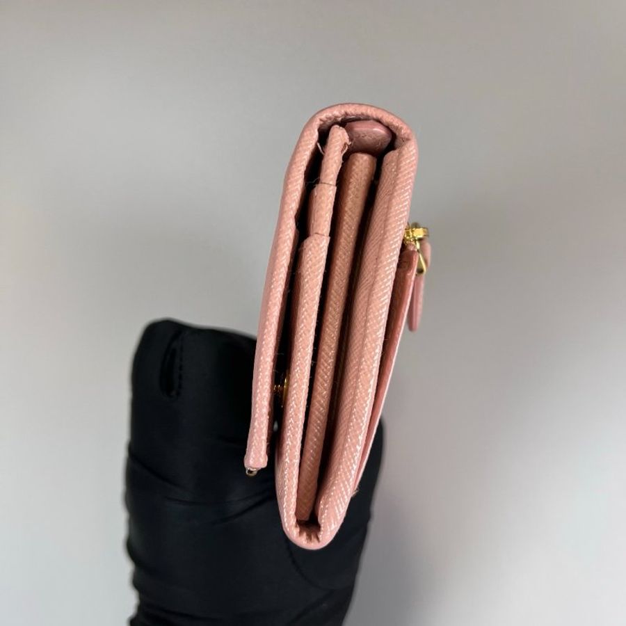 PRADA 1MH132 粉金邊翻蓋長夾-3