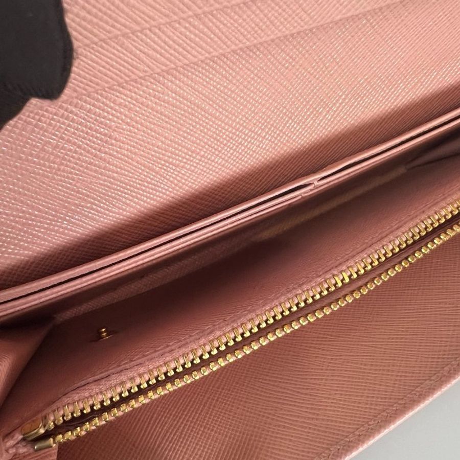 PRADA 1MH132 粉金邊翻蓋長夾-5