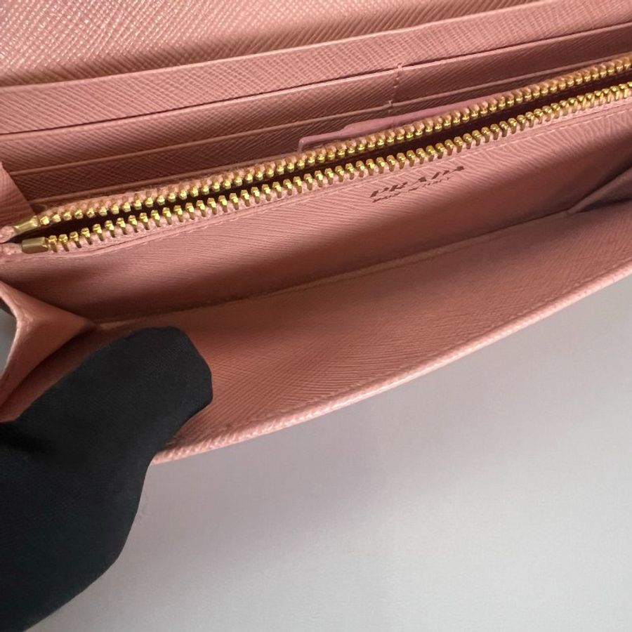 PRADA 1MH132 粉金邊翻蓋長夾-7
