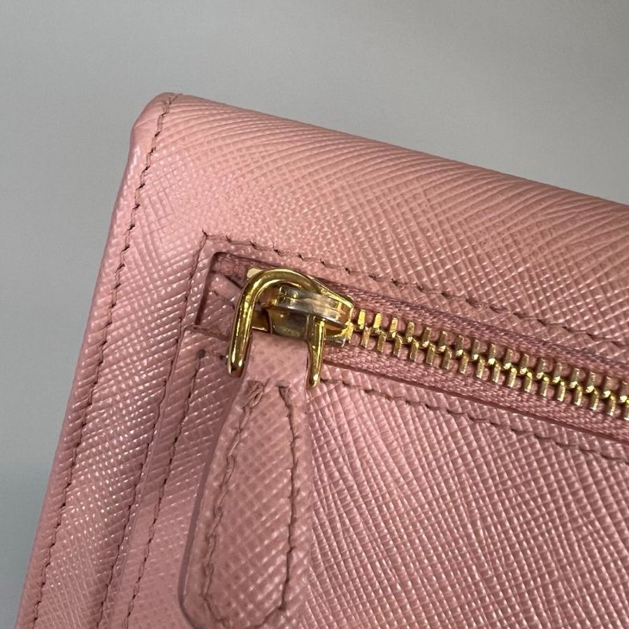 PRADA 1MH132 粉金邊翻蓋長夾-10