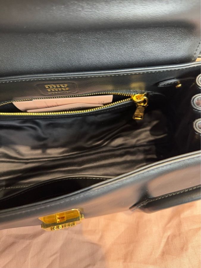 99新 MIU MIU繆繆金屬刻字徽標鎖扣開合皮革手提單肩包，尺寸28×15中號-9