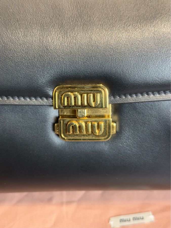 99新 MIU MIU繆繆金屬刻字徽標鎖扣開合皮革手提單肩包，尺寸28×15中號-10