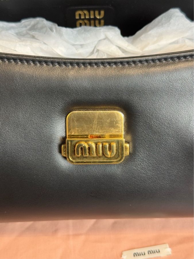 99新 MIU MIU繆繆金屬刻字徽標鎖扣開合皮革手提單肩包，尺寸28×15中號-11