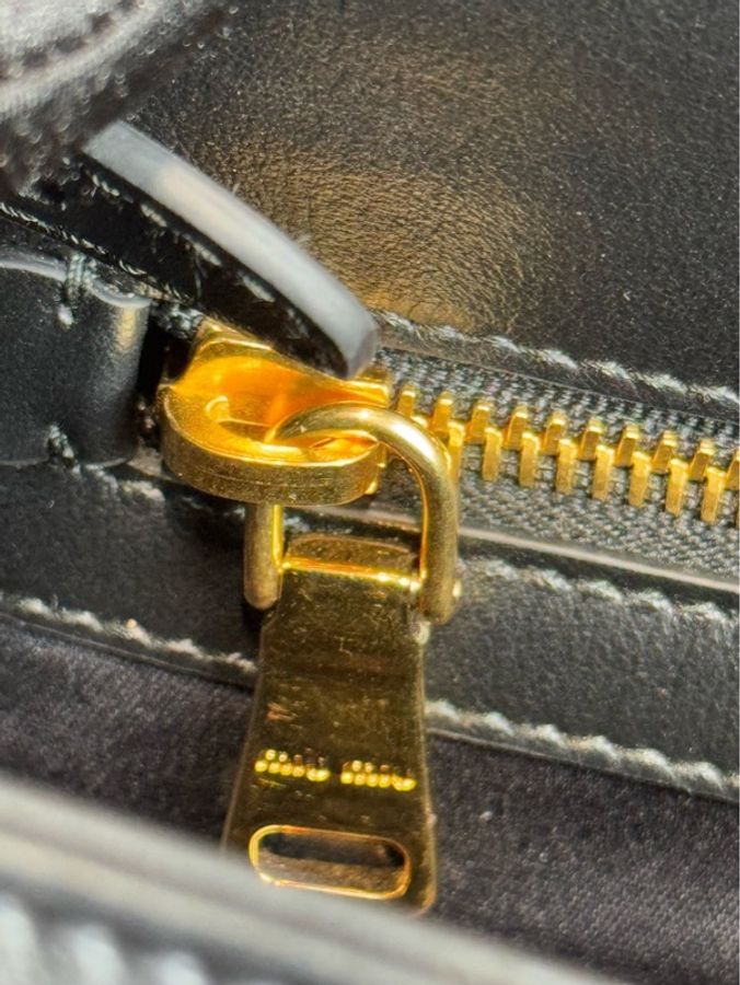 99新 MIU MIU繆繆金屬刻字徽標鎖扣開合皮革手提單肩包，尺寸28×15中號-12