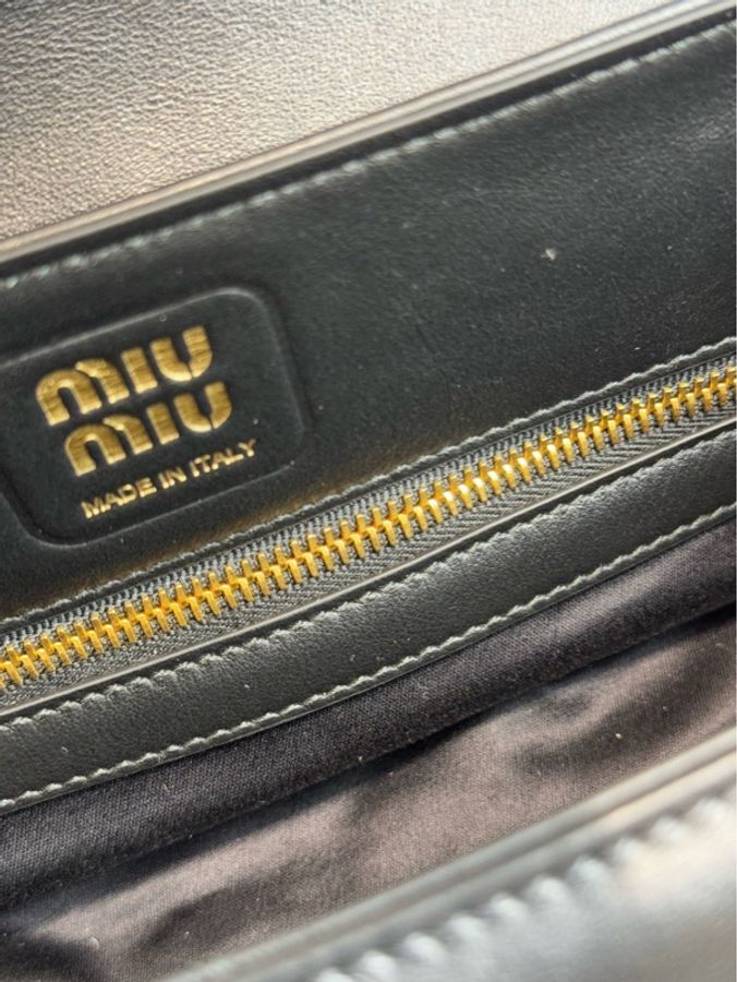 99新 MIU MIU繆繆金屬刻字徽標鎖扣開合皮革手提單肩包，尺寸28×15中號-14