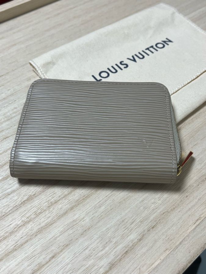 LOUIS VUITTON ZIPPY EPI-1