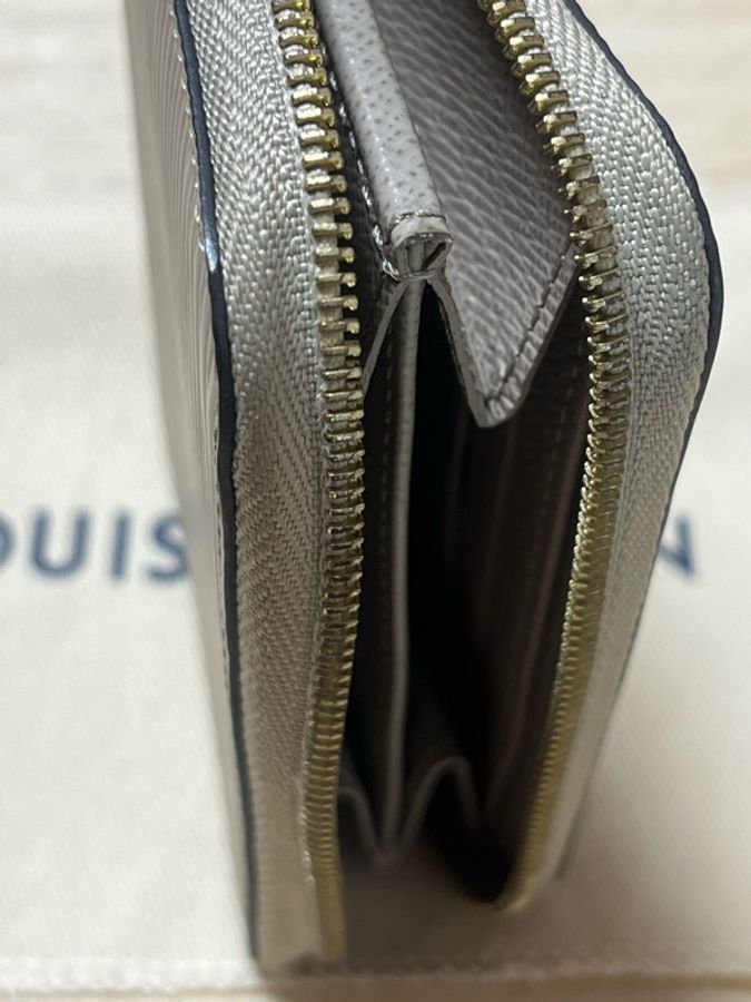 LOUIS VUITTON ZIPPY EPI-4